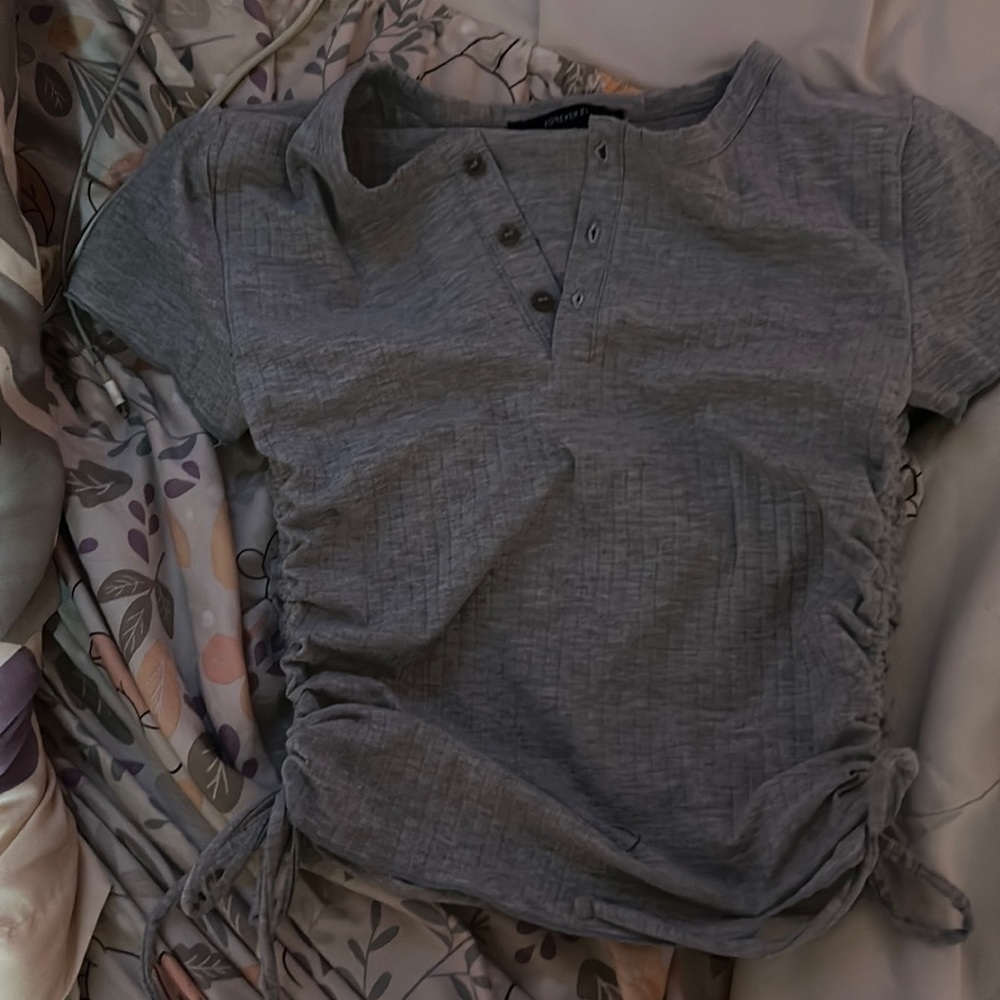 A short sleeve gray shirt